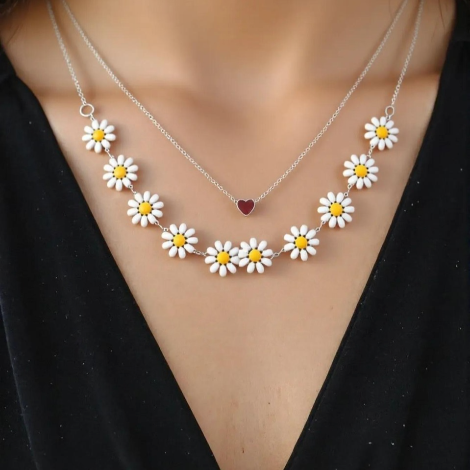 Golden Daisy Heart Layered Necklace – Timeless Elegance